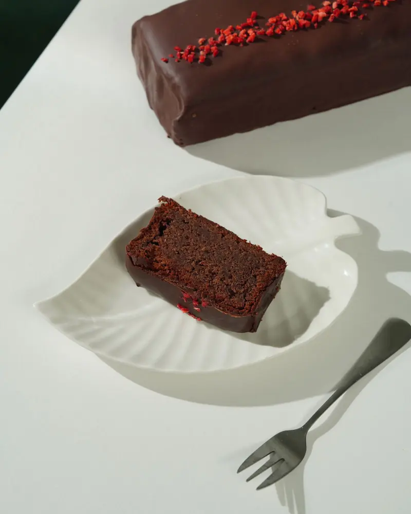 Porción de brownie sobre un plato blanco.